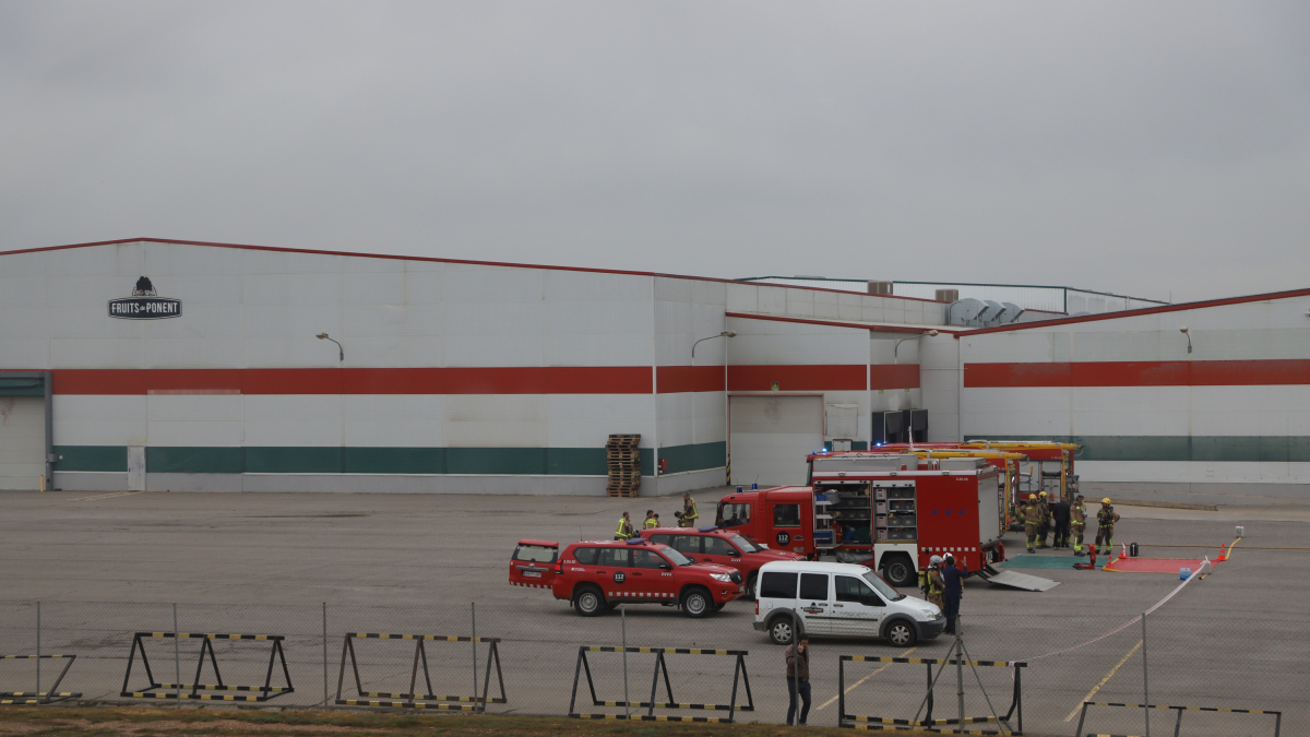 Sis dotacions dels Bombers treballen en la fuita d'amoníac a Fruis de Ponent, a Alcarràs.