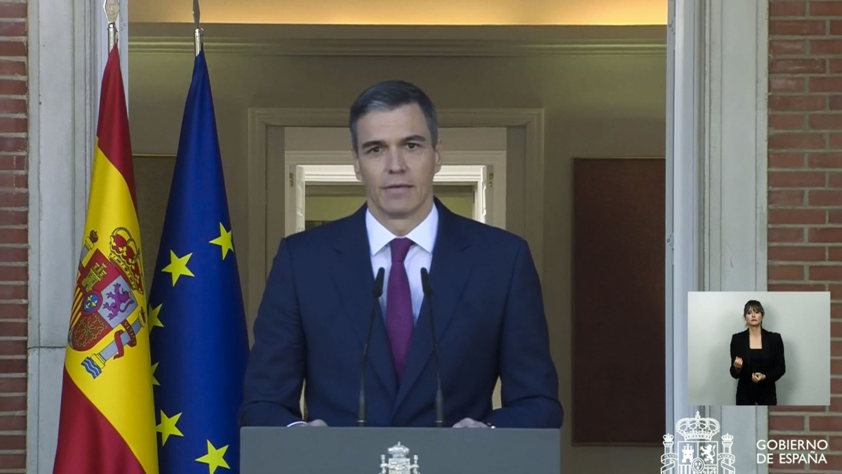 Captura de video de la señal institucional de La Moncloa, de la comparecencia del presidente del Gobierno, Pedro Sánchez, en la que ha comunicado este lunes que ha decidido seguir al frente del Ejecutivo.