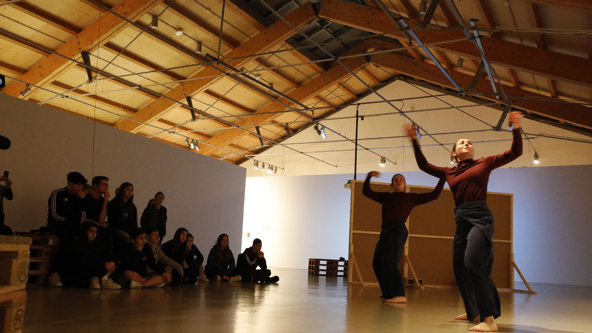 El Centre d’Art La Panera de Lleida va acollir ahir una actuació i la lectura d’un manifest. - AMADO FORROLLA