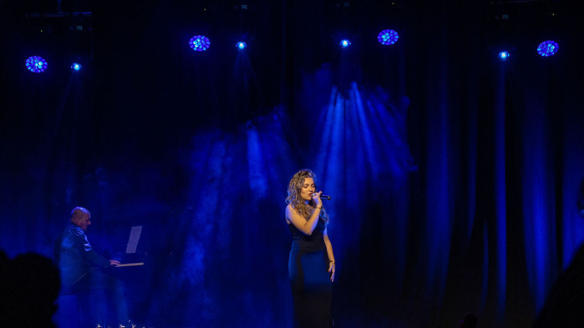 La joven de Balaguer Maria Fernández interpretó una versión de ‘Sakura’, de Rosalía. - AJUNTAMENT D’ALPICAT