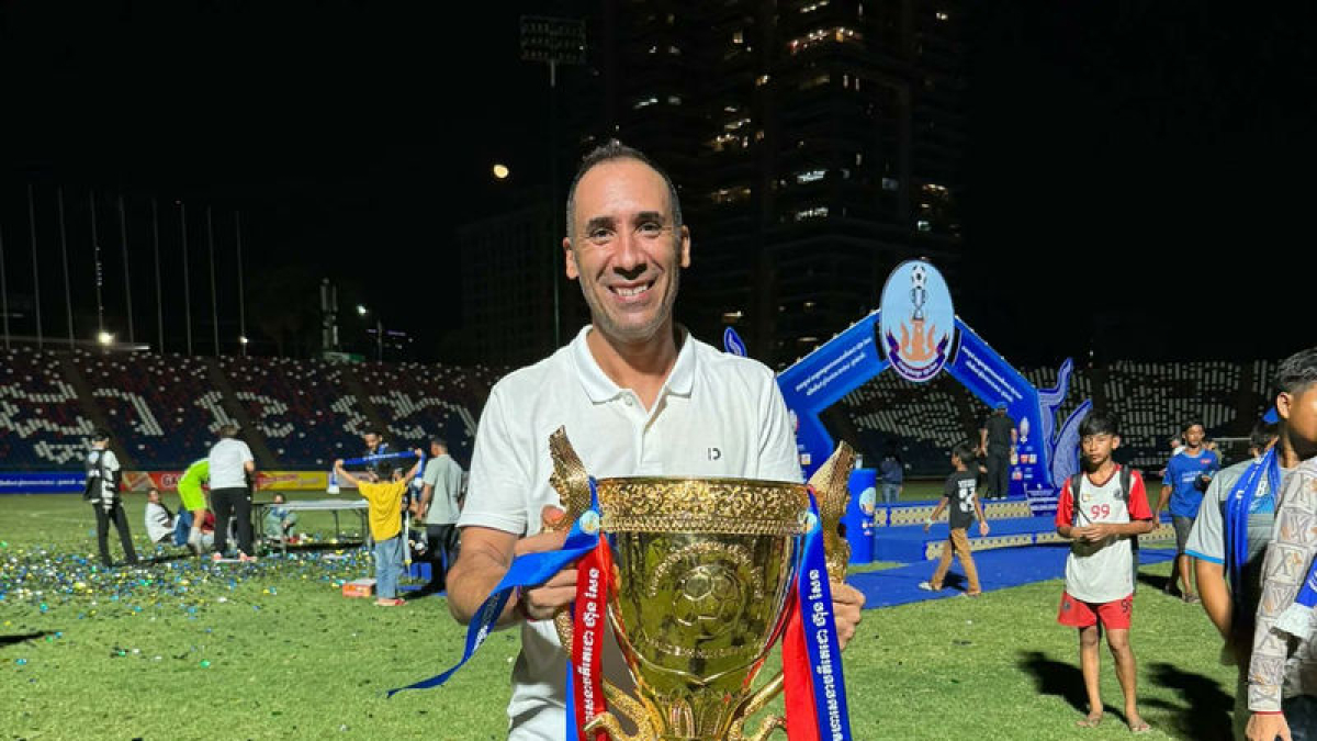 Muñoz posa amb la Copa de Cambodja aconseguida per l’equip.