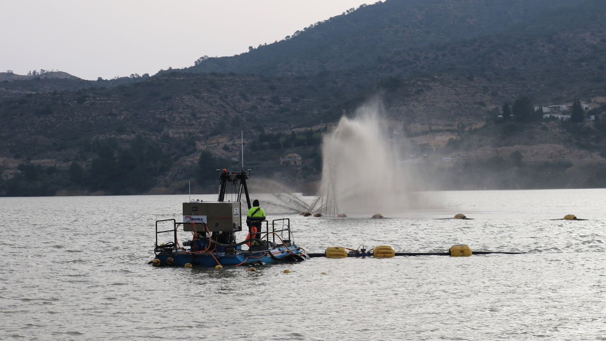 Les maniobres dins de la segona fase per estudiar com retirar tots els llots del Segre. - A.M.