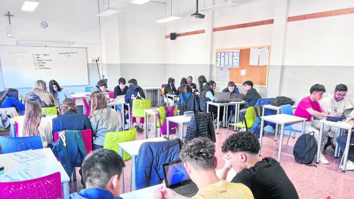 Alumnes treballant continguts a classe. - COL·LEGI EPISCOPAL