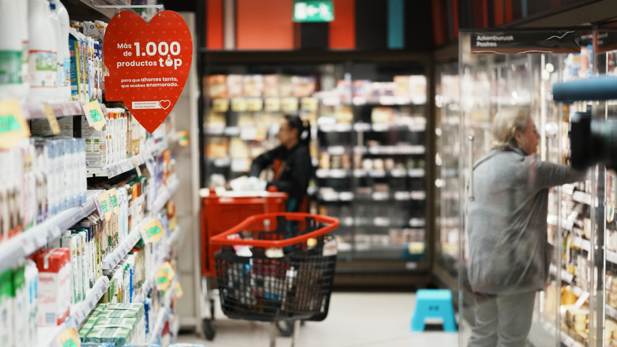 Archivo - Oferta en forma de corazón de los 1.000 productos en un supermercado Eroski