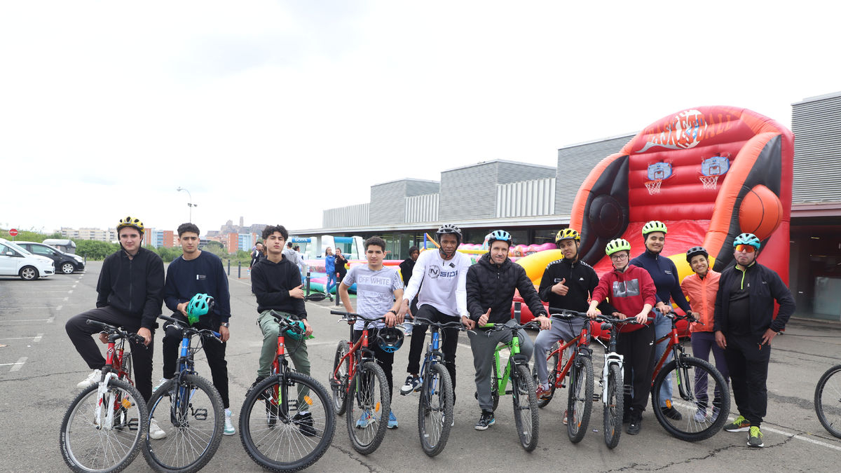 Els alumnes dels PFI van fer una ruta en BTT pels carrils bici de la ciutat. - MARC CARBONELL