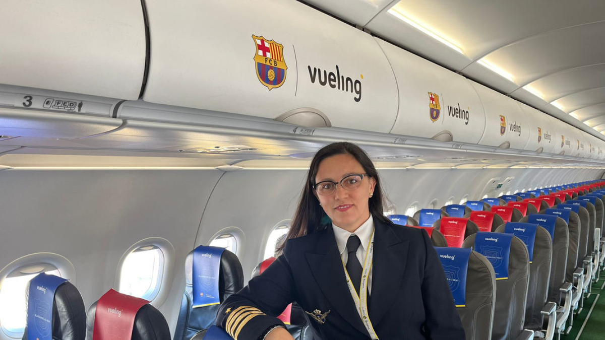 Gisela Armengol, en el interior de la aeronave tuneada del Barça en la que llevó al equipo femenino.