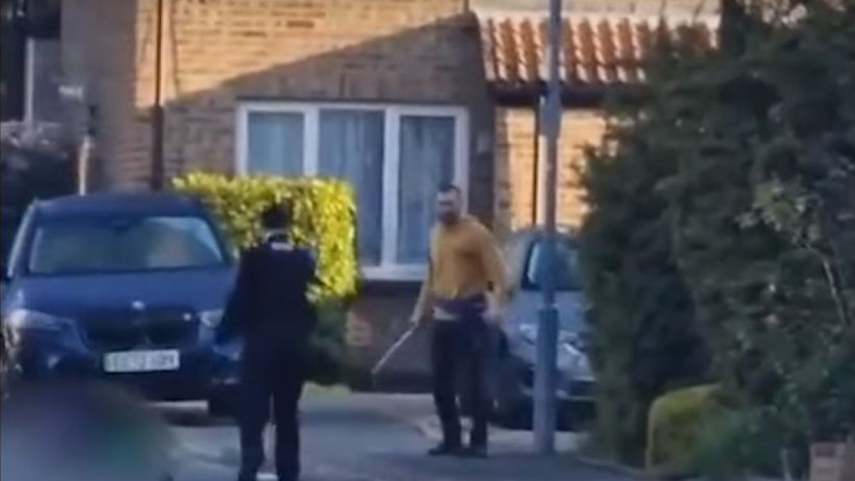 Imagen del presunto agresor frente a un policía británico. - THE TELEGRAPH/YOUTUBE