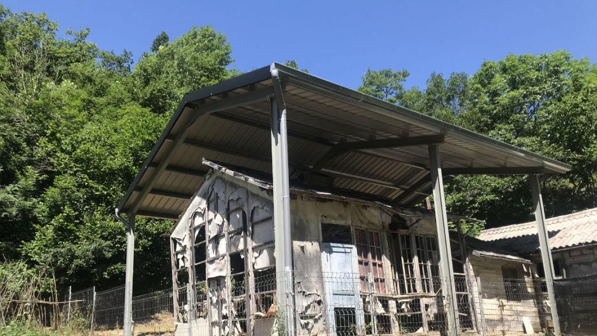 L’Hospital de Cartró, protegit sota una teulada.