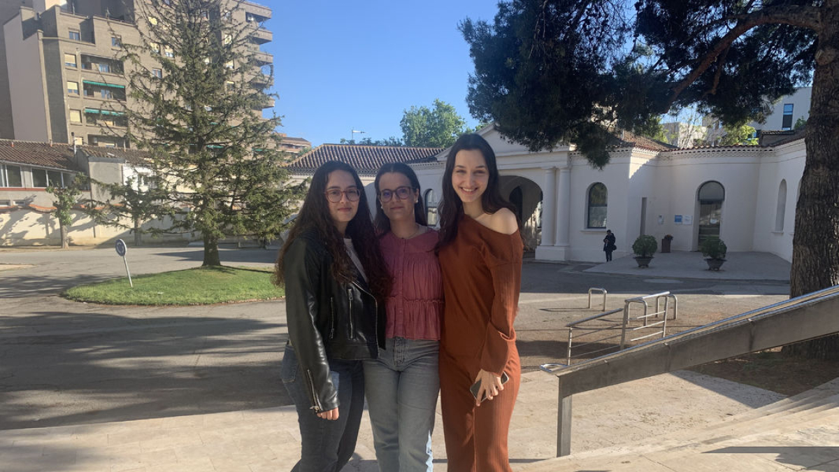 Nerea, Marta y Míriam, estudiantes de Enfermería en la UdL. - MARC CARBONELL