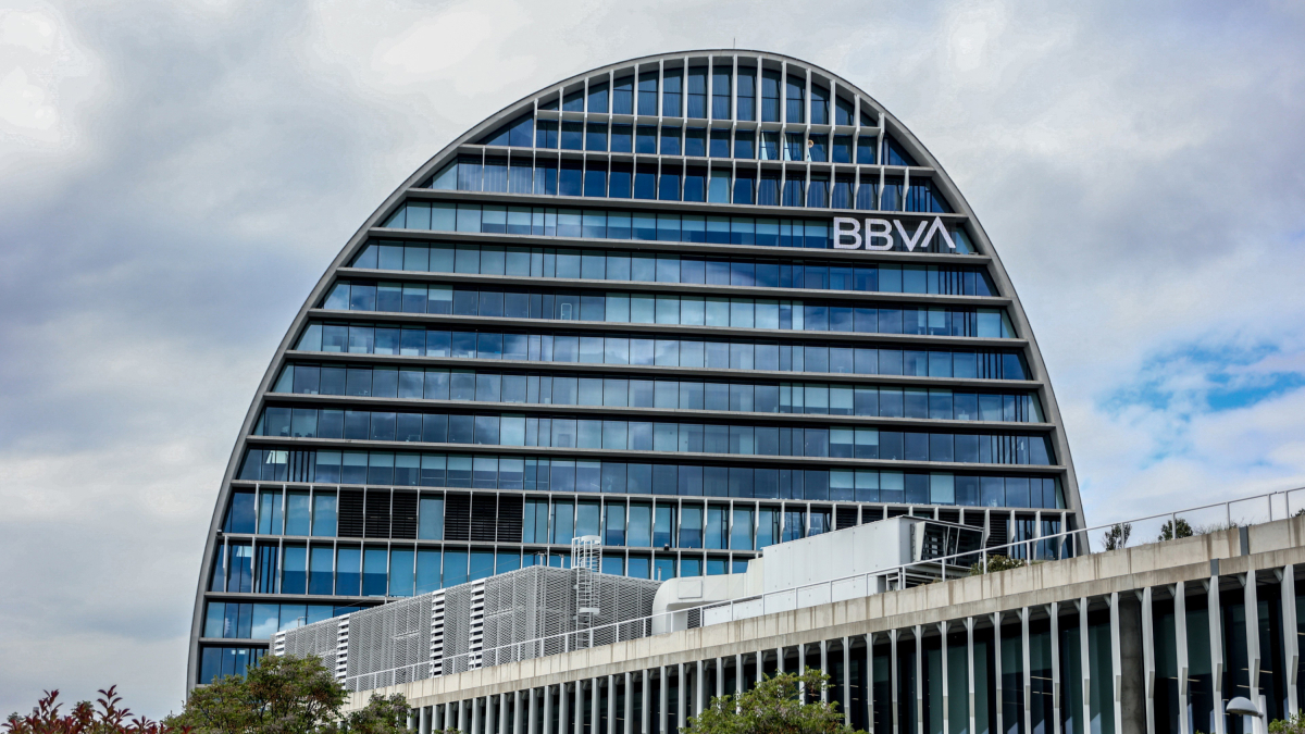 Fachada del edificio ‘La Vela’, en la ciudad del BBVA, a 30 de abril de 2024, en Madrid (España). BBVA está estudiando una posible fusión con Banco Sabadell y ha contratado a varios asesores para analizar la operación, según ha informado el banco en un co