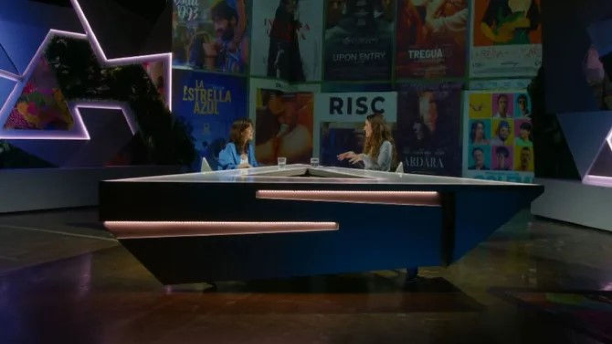 La presentadora, Andrea Gumes (der.), con la actriz Bruna Cusí. - 3CAT