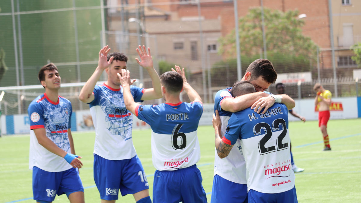 Al final del partido, los jugadores del Mollerussa celebraron el punto conseguido ante el Vilafranca. - ALBA RIVERA