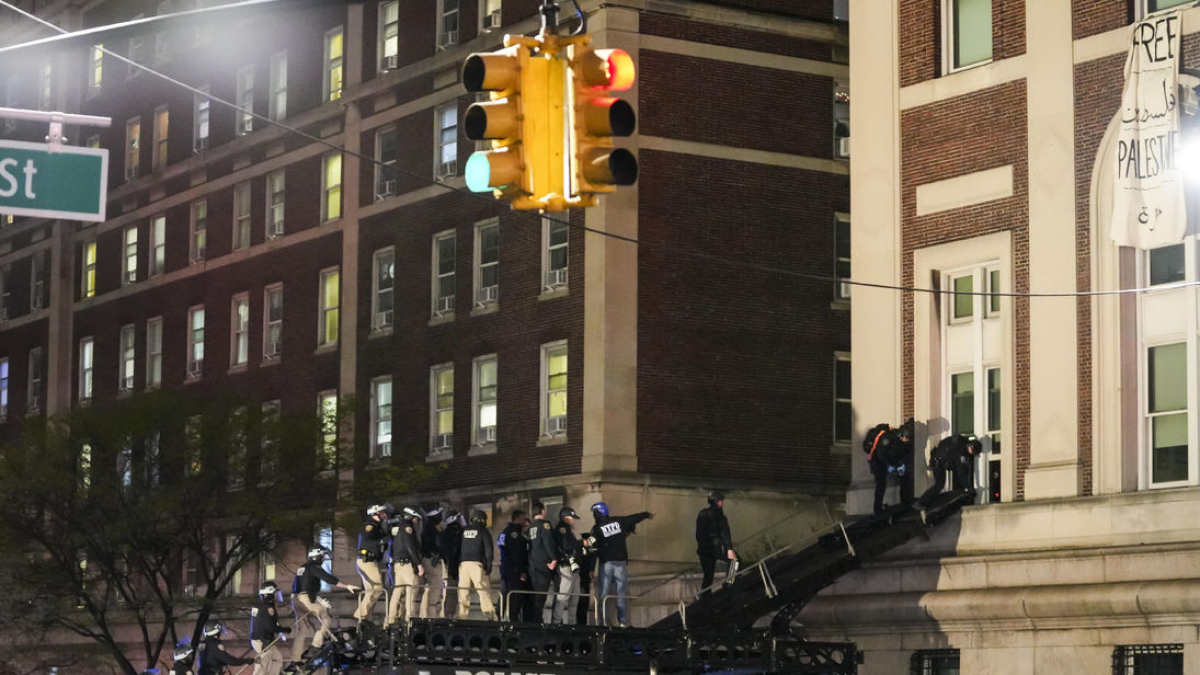 Momento en el que los policías de Nueva York utilizan una rampa para ingresar al edificio Hamilton Hall, en la universidad de Columbia. - EFE/EPA/HAIM TZACH