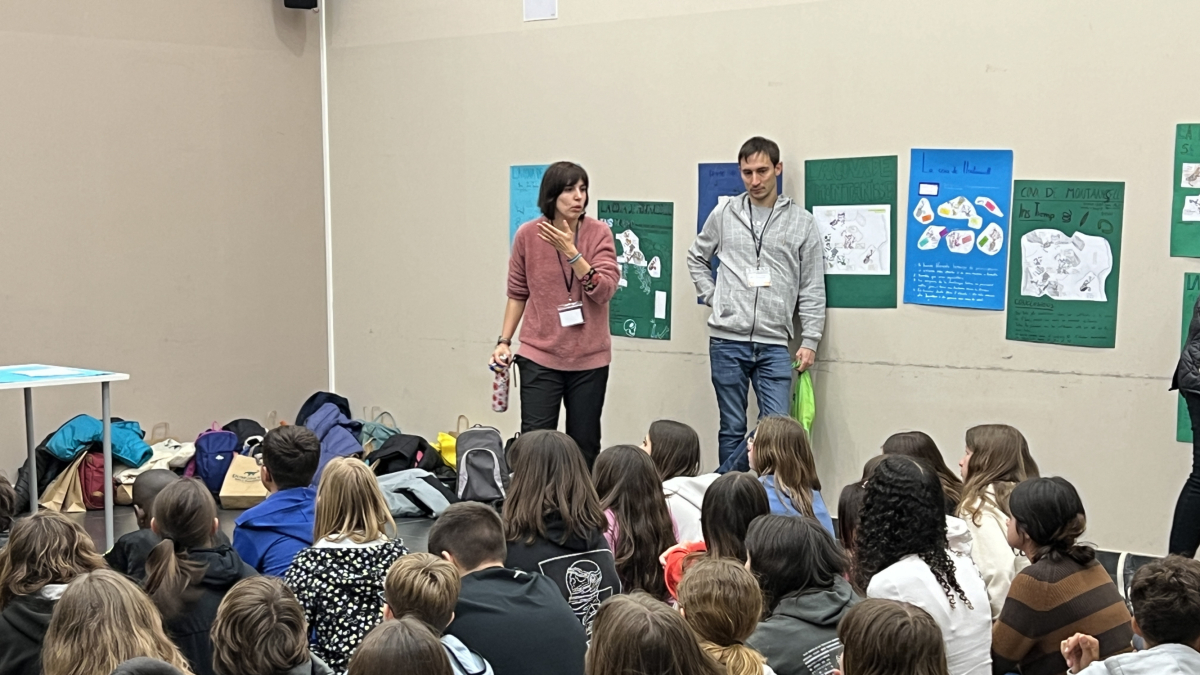 Una sesión del primer congreso científico de alumnos del Pirineo dentro del programa Investiga.edu celebrado en Coll de Nargó