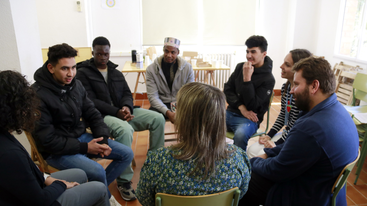 Jóvenes usuarios de la Oficina Jove de la Segarra, con referentes de bienestar emocional y profesionales de la oficina a la presentación de la iniciativa Hubs Salud Jove