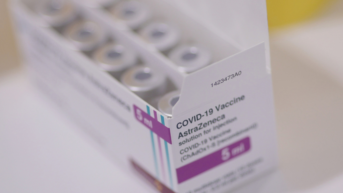 Capsa amb vacunes AstraZeneca contra el Covid.?