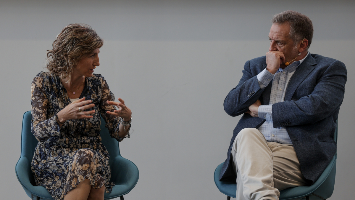 La psiquiatra en la Unidad de Trastornos Bipolares del Hospital Universitario La Fe, Pilar Sierra, y el director de la Oficina de Salud Mental y Adicciones, Bartolomé Pérez, durante su intervención en el EFE Fórum