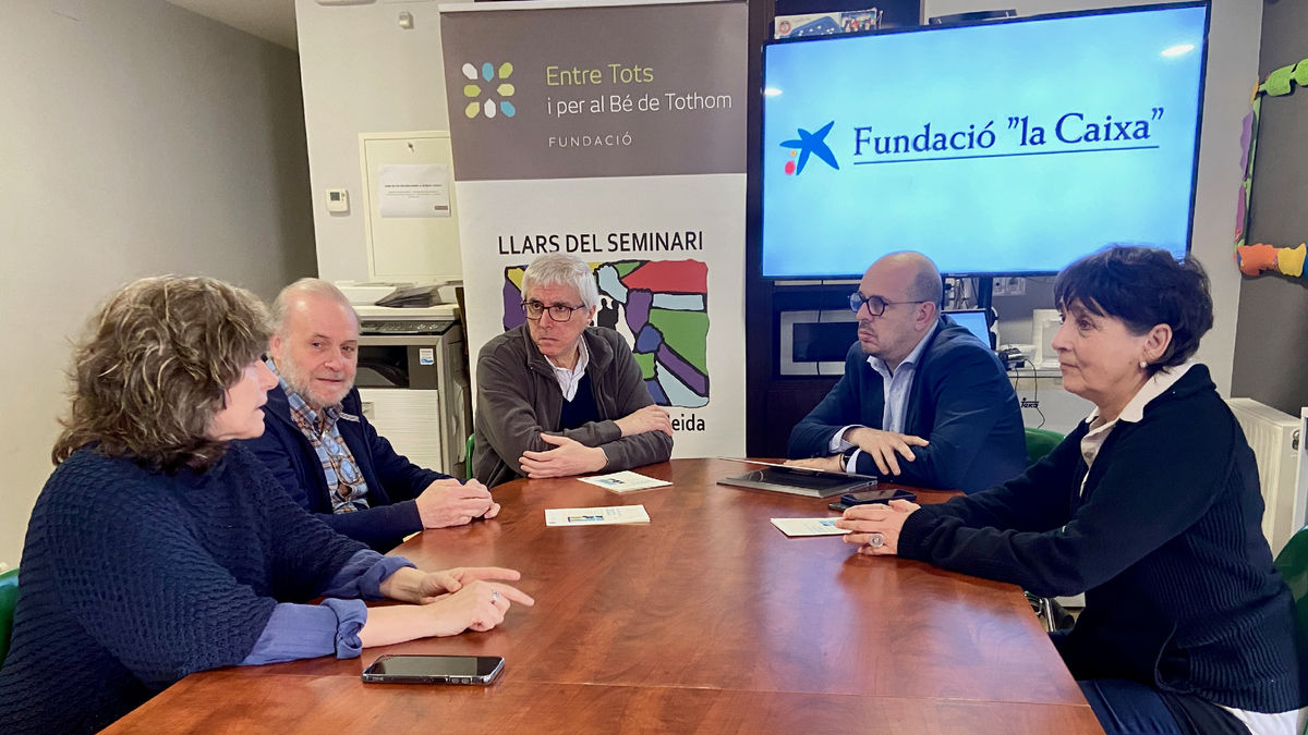 Firma del conveni ahir entre La Caixa i les Llars. - FUNDACIÓ LA CAIXA