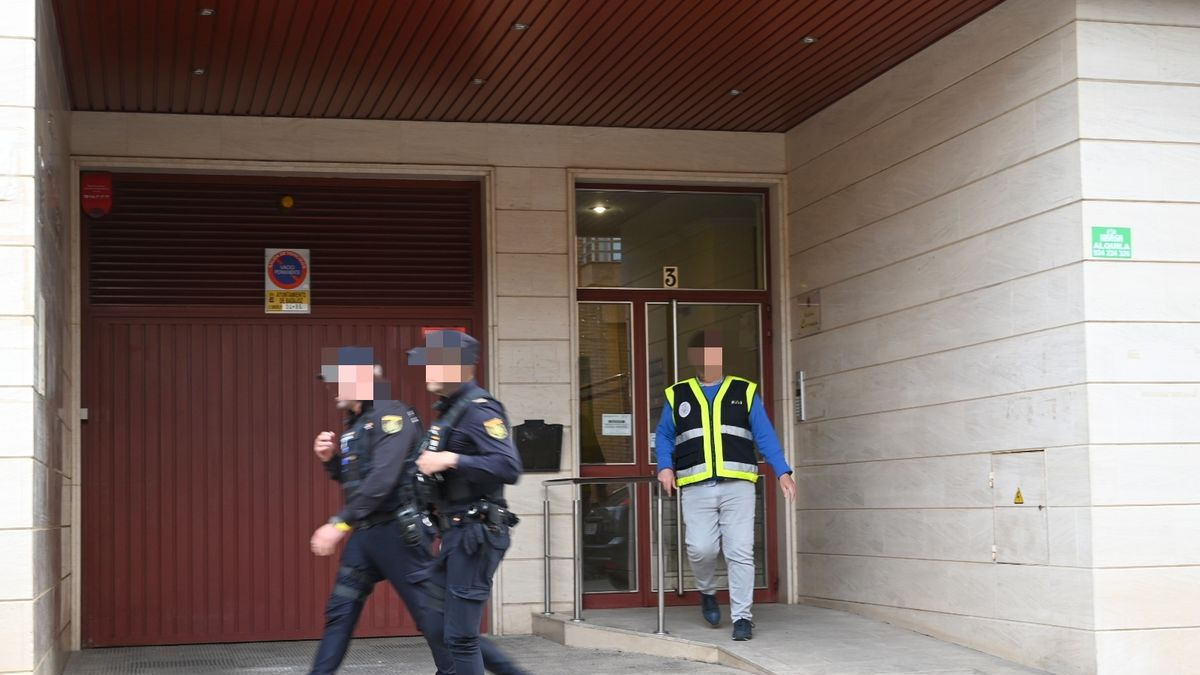 Diversos agents davant l’immoble on va ocórrer el crim. - EUROPA PRESS