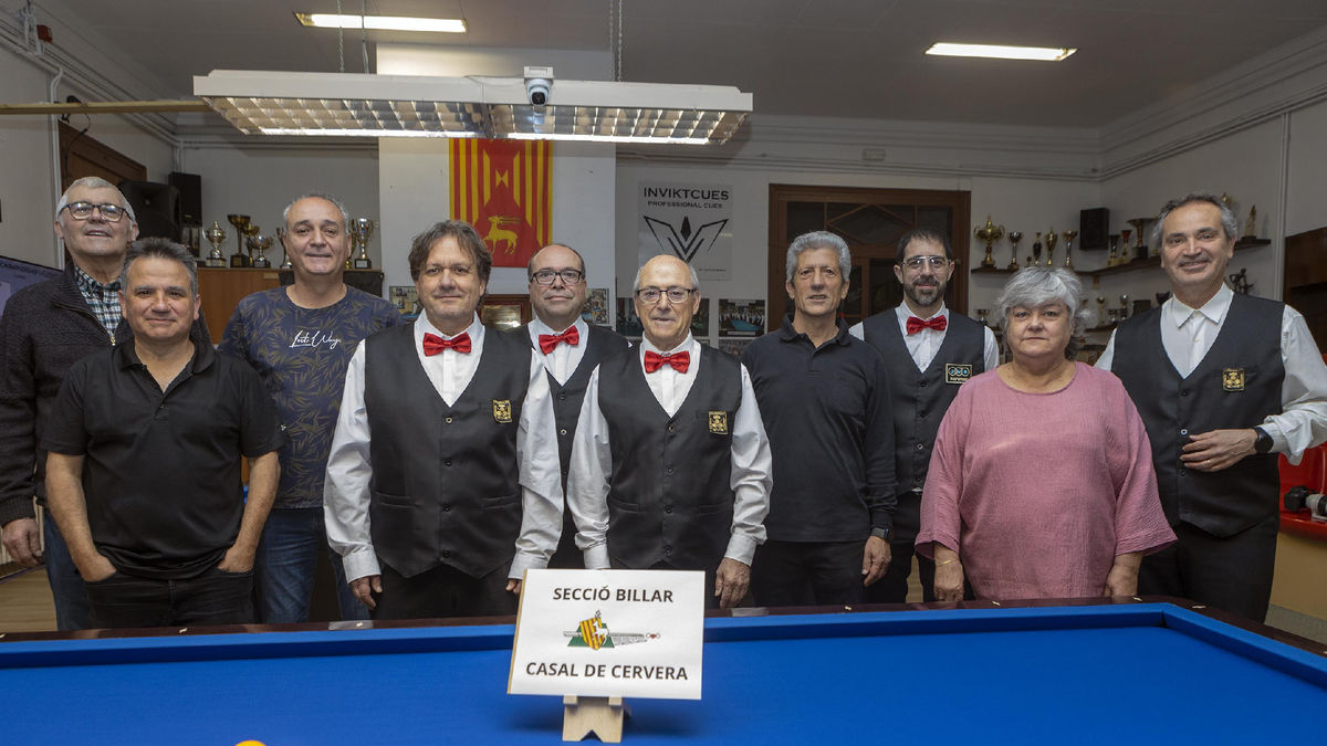 A la imatge, una part de l’equip d’àrbitres i de l’organització del club de billar del Casal de Cervera. - X.S.