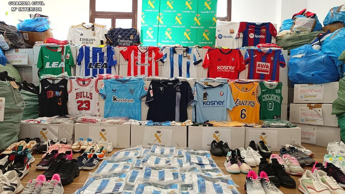 Imatge de la roba falsificada decomissada.