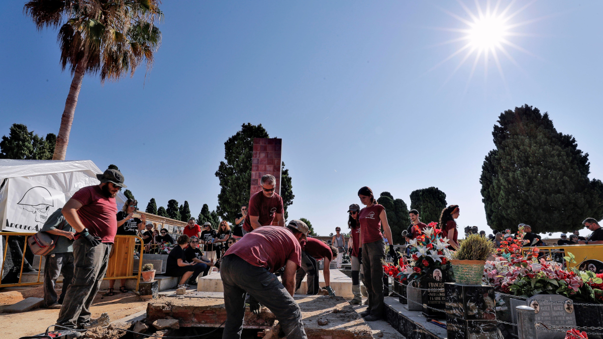 Imatge d’arxiu (agost de 2018) d’un punt de les més de setanta fosses comunes amb les restes de 2.238 de represaliats del franquisme a Paterna, Comunitat Valenciana.
