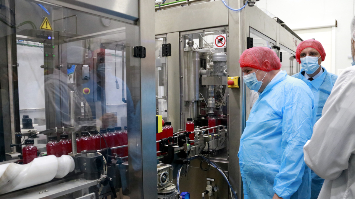 El ministre d'Indústria i Turisme, Jordi Hereu, durant una visita a les instal·lacions del Grup Teresa Carles Flax & Kale, a Bell-lloc d'Urgell.