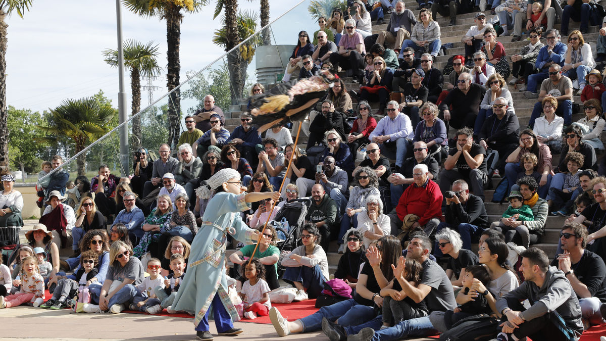 Les grades de la plaça de la Llotja, plenes per veure ‘Art-Ilusio’ de Markeliñe ahir a la tarda. - AMADO FORROLLA