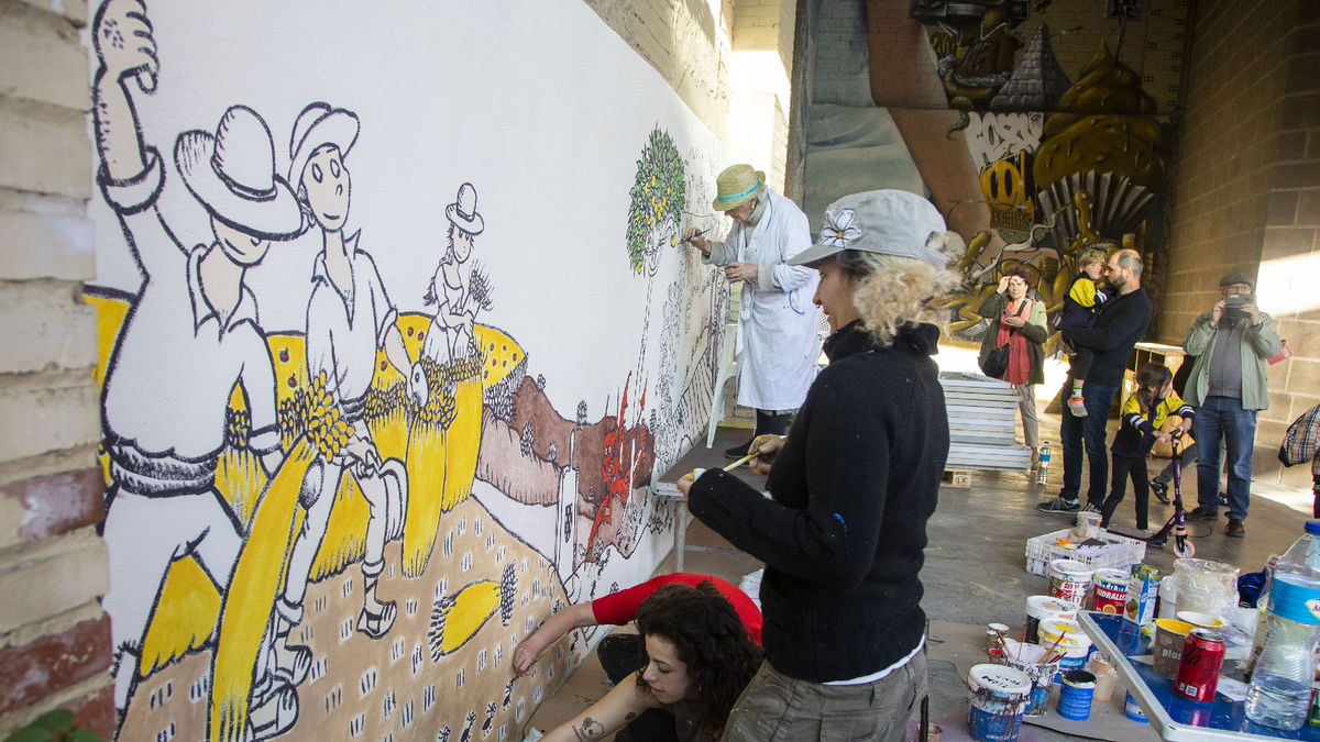 La il·lustradora Pilarín Bayés, amb altres artistes, pintant el mural de la plaça de l’Església Vella. - L. PEDRÓS