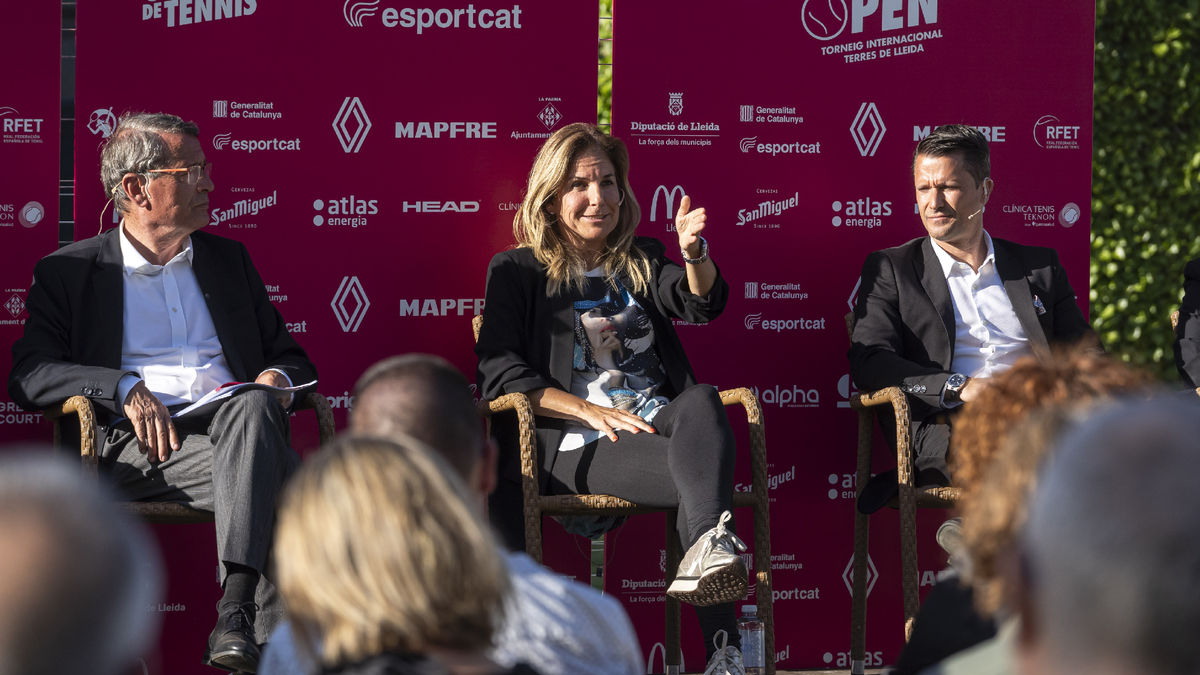 Arantxa Sánchez Vicario, ahir en la taula redona de Lleida, entre José Luis Solans i Jordi Tamayo. - FCT