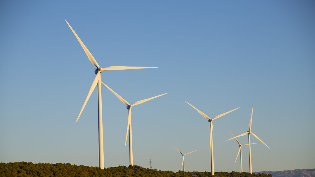 Algunos de los aerogeneradores del parque eólico Solans, entre Llardecans y La Granadella. - JORDI ECHEVARRIA