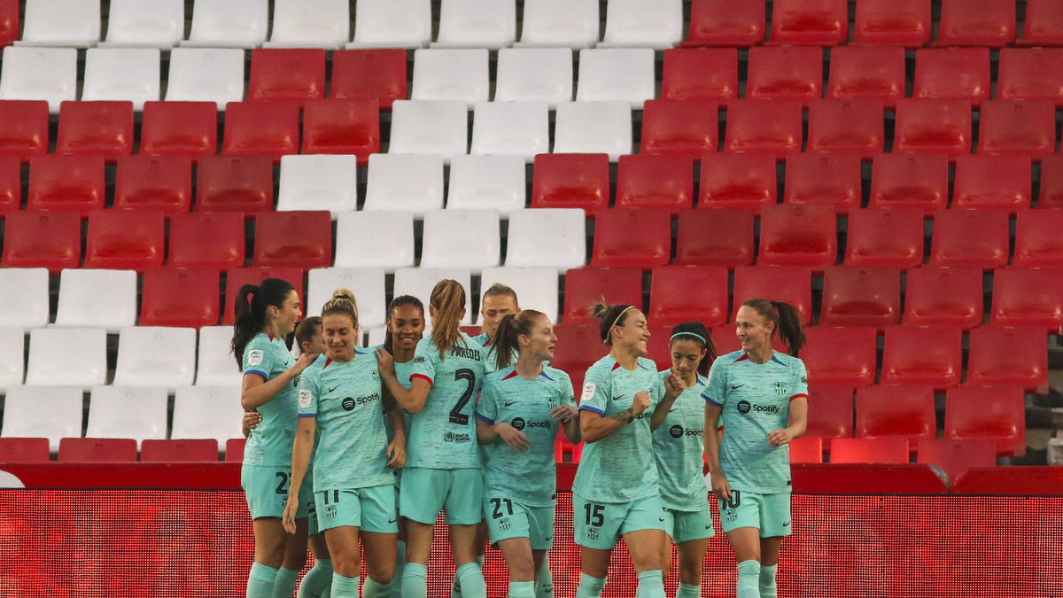 Las jugadoras del Barça celebran uno de los cuatro goles que les sirvieron para asegurar su novena Liga. - EFE / PEPE TORRES