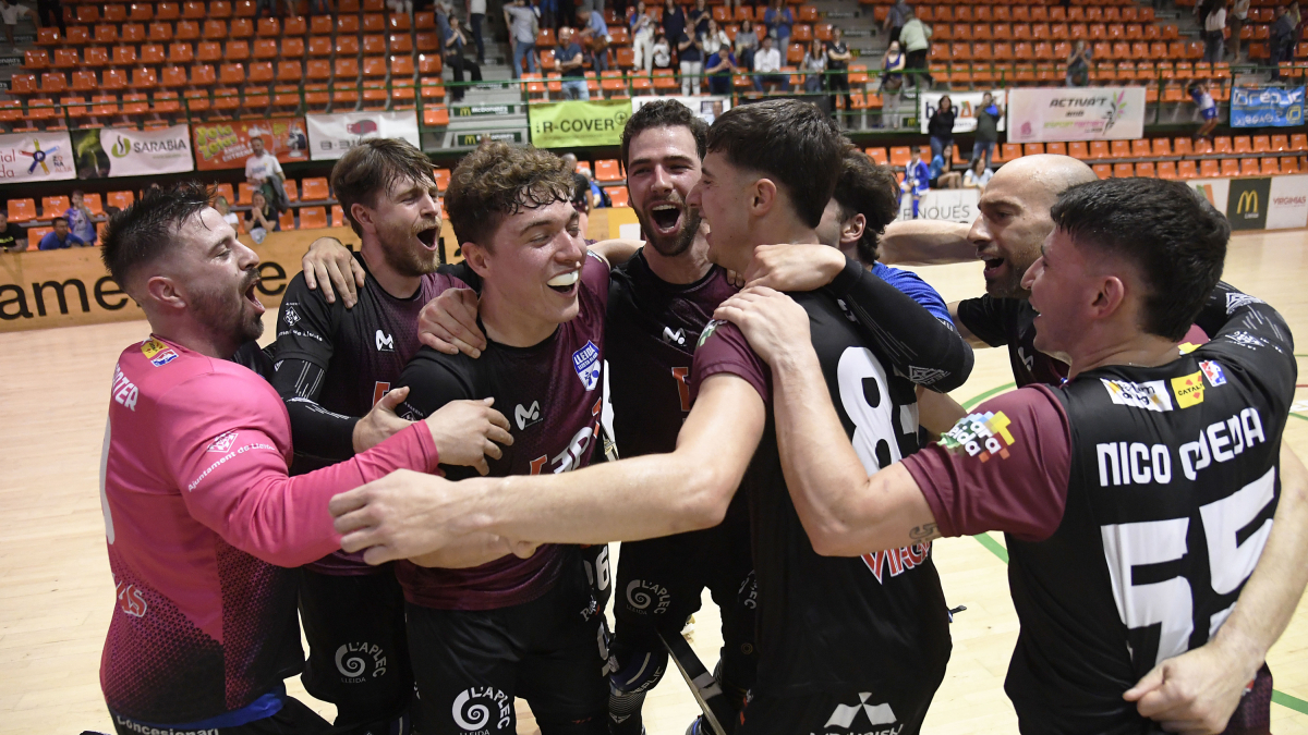 Los jugadores del Llista celebran la permanencia