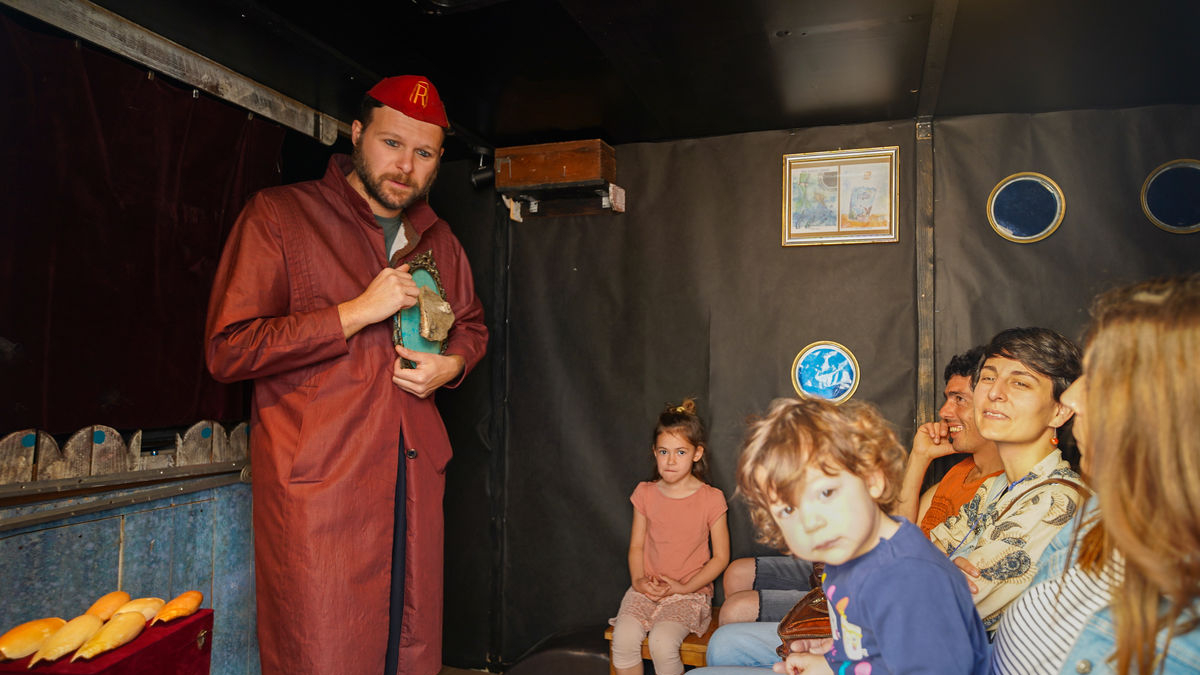 La Compagnia Samovar va oferir el seu espectacle en una caravana. - JORGE AGUSTÍN