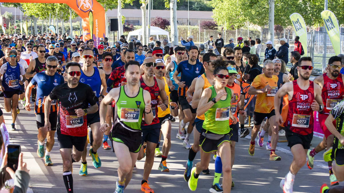 Un moment de la sortida de la Mitja Marató i 10 km Ciutat de Tàrrega, que va reunir ahir més de 500 atletes a la capital de l’Urgell. - LAIA PEDRÓS