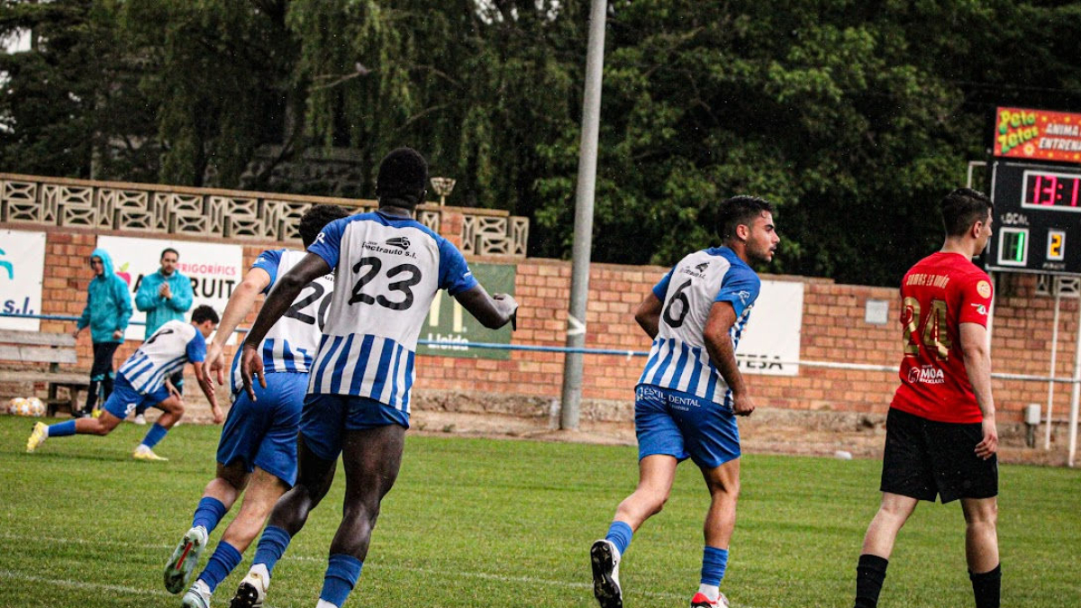 Los jugadores del Artesa celebran el tanto de Rius. - INGRID SEGURA