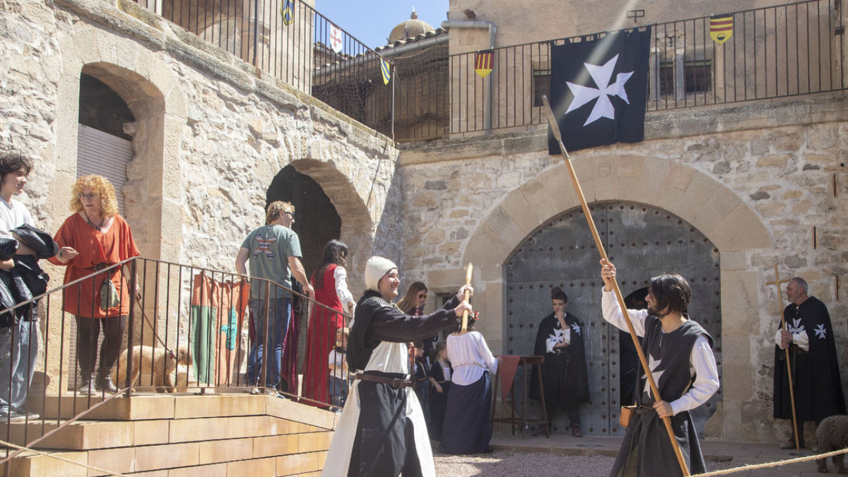 Inici del recorregut de la recreació hospitalera a Casa Valls, en la qual ahir es van formar llargues cues. - LAIA PEDRÓS