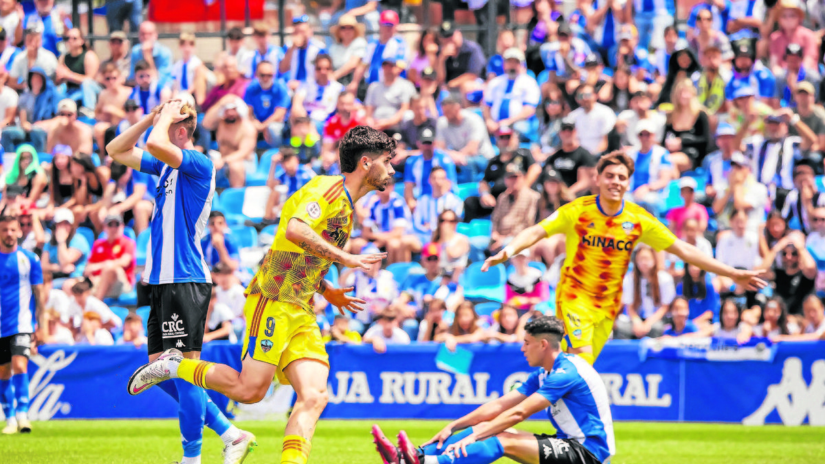 Jon Bakero va anotar el gol de l’empat que va fer emmudir el Rico Pérez. - JORDI ECHEVARRIA