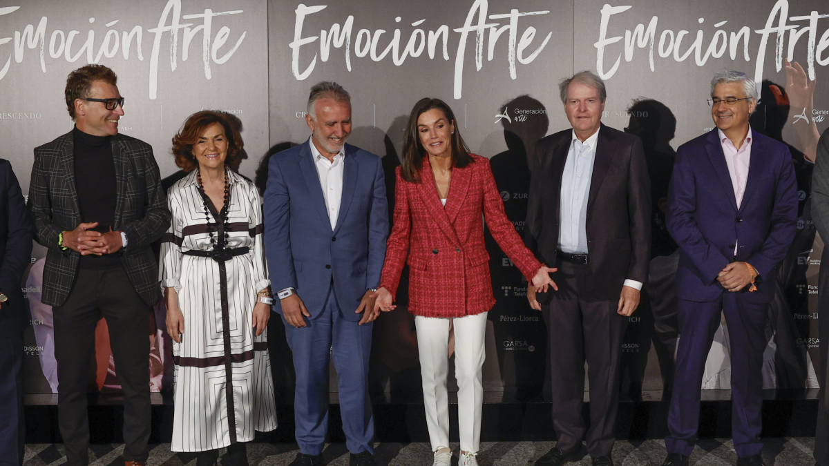 La reina Letizia posa junto al ministro de Política Territorial y Memoria Democrática, Víctor Torres, y la presidenta del Consejo de Estado, Carmen Calvo, antes del comienzo del concierto EmociónArte, un evento organizado por la Fundación Princesa de Girona.
