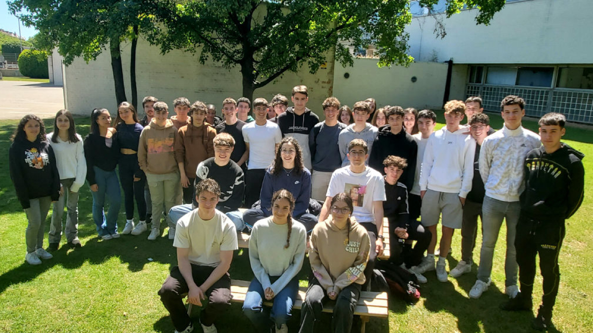 Els autors de l’article, davant els seus companys. - INSTITUT JOSEP LLADONOSA