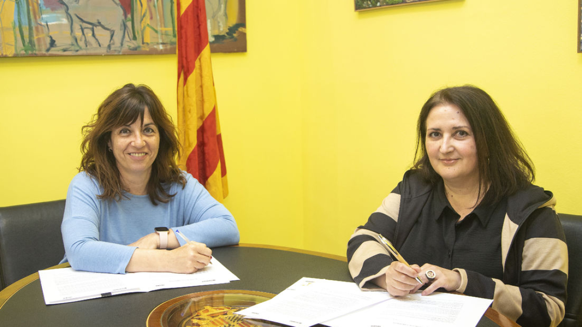 L’alcaldessa de Tàrrega, Alba Pijuan, i la directora de SEGRE, Anna Sàez, van firmar ahir el conveni. - LAIA PEDRÓS
