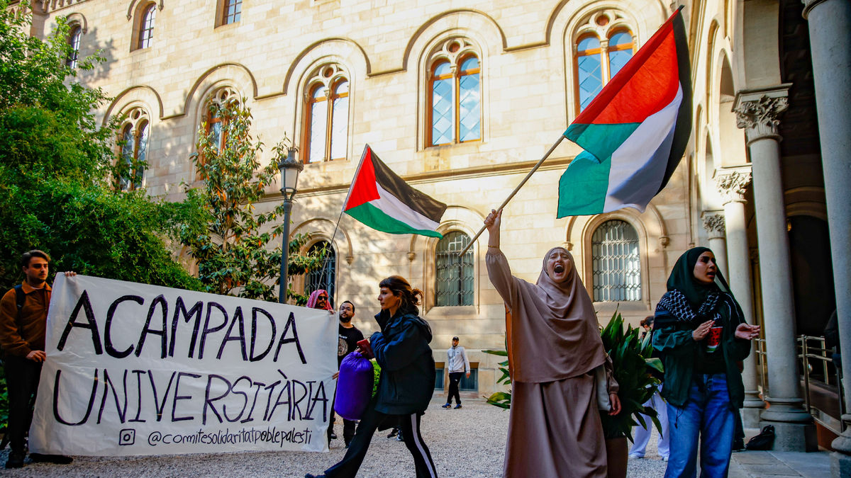 Estudiants durant la protesta a la Universitat de Barcelona. - KIKE RINCÓN / EUROPA PRESS