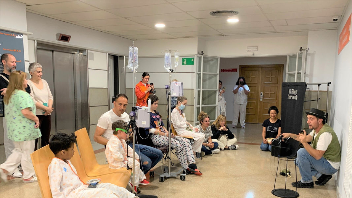 Petits van assistir ahir a un espectacle de titelles al vestíbul de l’Arnau de Vilanova. - ICS LLEIDA