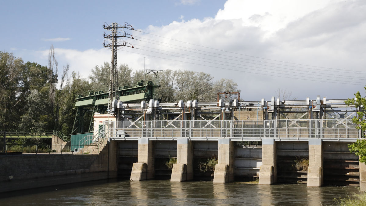 La central de la Mitjana treballa aquests dies a ple rendiment davant l’augment del cabal. - AMADO FORROLLA