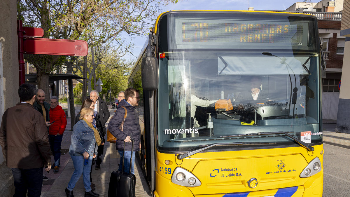 Usuarios del bus lanzadera entre Magraners y el centro. - JORDI ECHEVARRIA