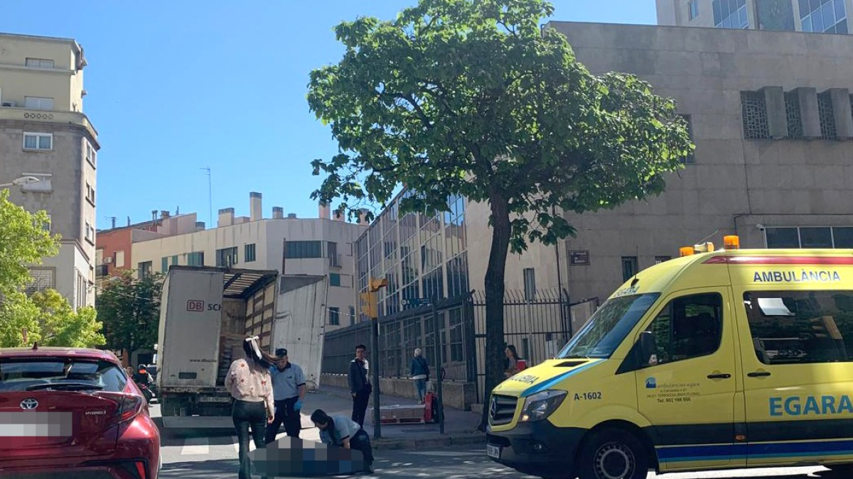 El conductor herido es atendido en el lugar del atropello.