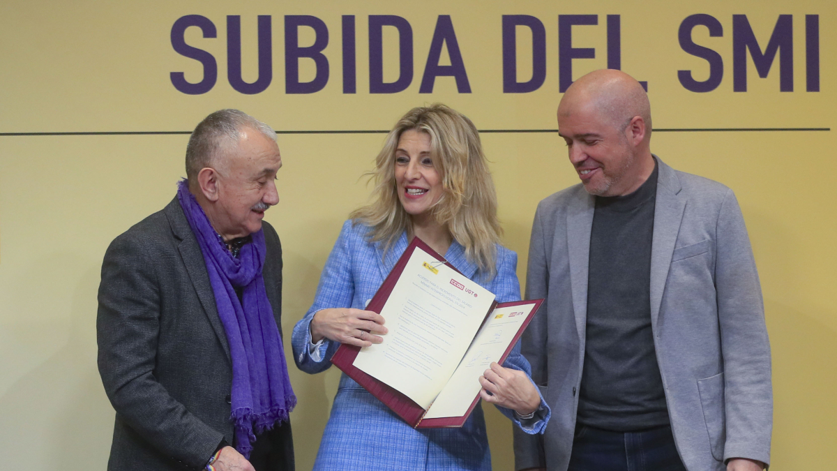 La vicepresidenta segunda del Gobierno y ministra de Trabajo y Economía Social, Yolanda Díaz (c), posa con los secretarios generales de CCOO, Unai Sordo (d), y UGT, Pepe Álvarez, el pasado enero en Madrid después de la firma del acuerdo para la subida del 5 % del salario mínimo interprofesional (SMI) en 2024.