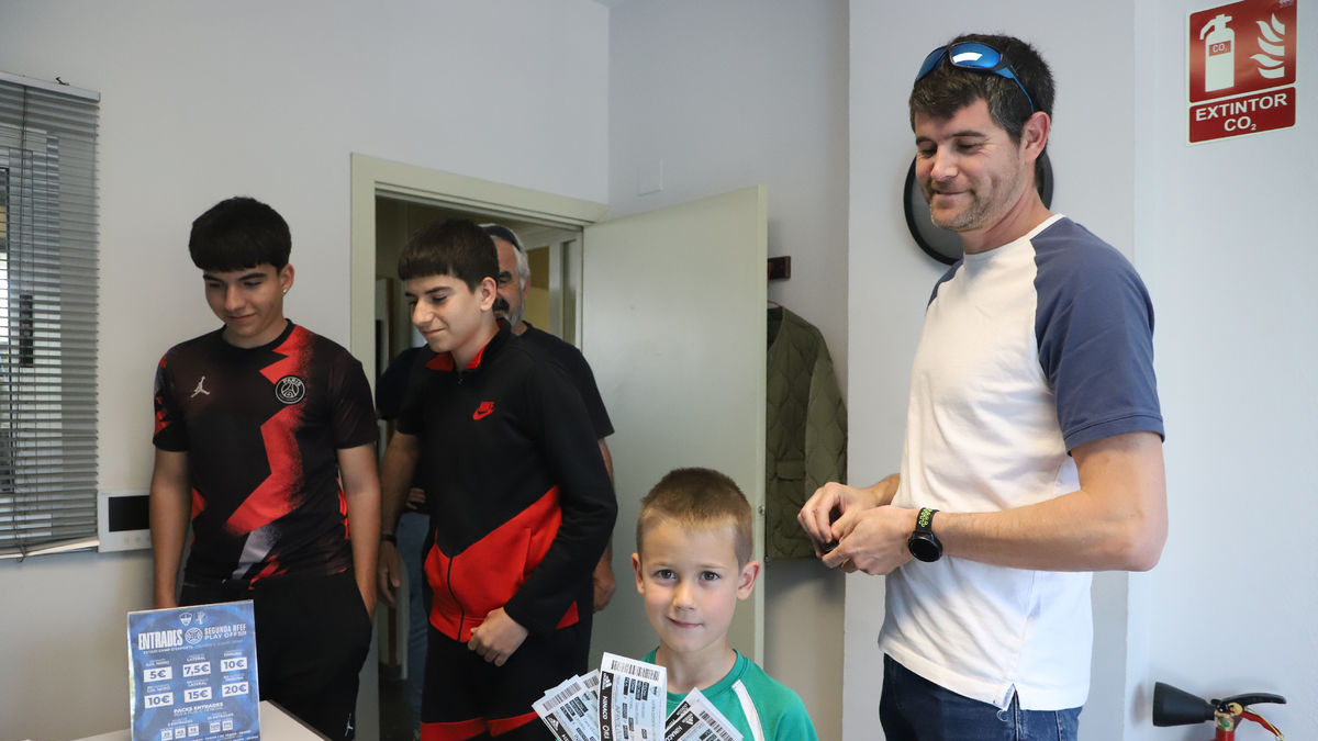 Un niño muestra un pack de entradas que ha adquirido su padre. - MAGDALENA ALTISENT