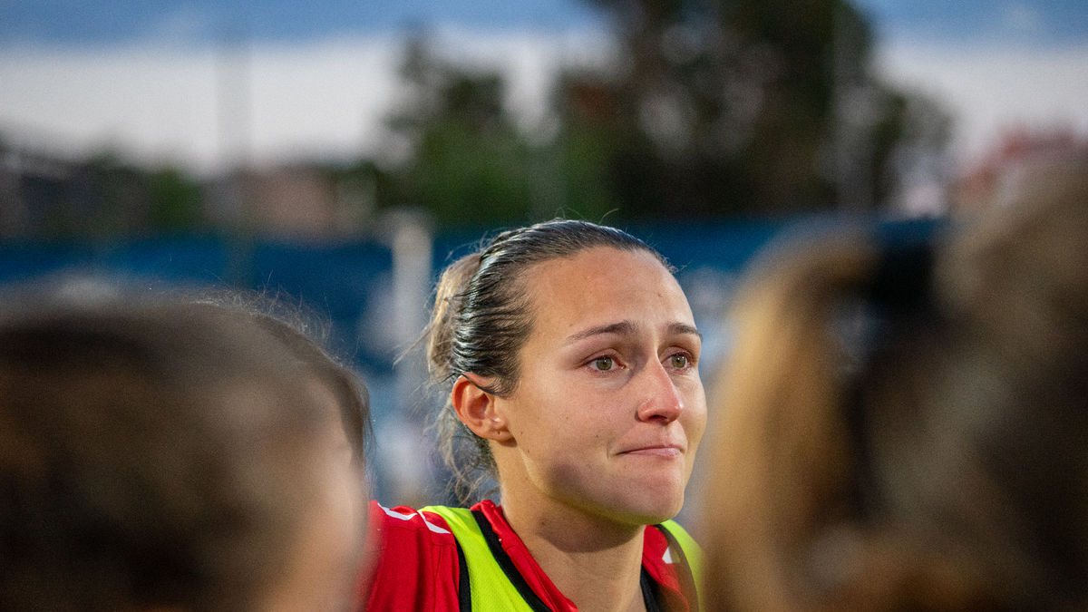 Andrea Palacios, amb llàgrimes als ulls, en la pinya amb les seues companyes després del partit. - PAU PASCUAL