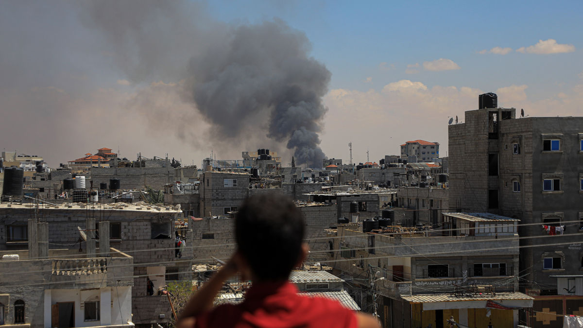 El fum s’eleva després dels atacs aeris israelians a la ciutat de Rafah. - EUROPA PRESS / CONTACTO / RIZEK ABDELJAWAD